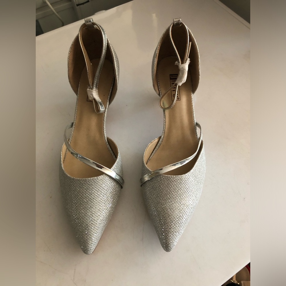 Women’s sexy silver strap around the ankle shoes 8.5 Great for black tie/wedding
